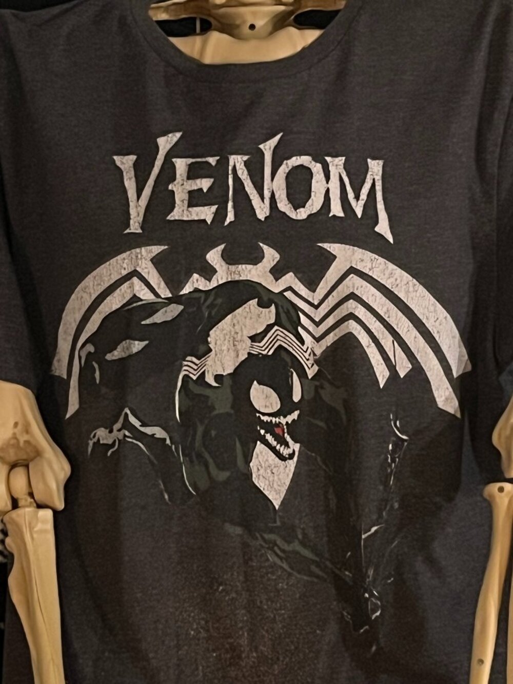 Old Navy Marvel Venom Graphic T-Shirt Men’s Small Gray Distressed